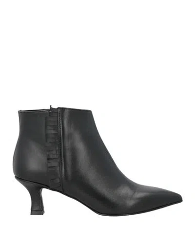 Hegon Woman Ankle Boots Black Size 7 Leather