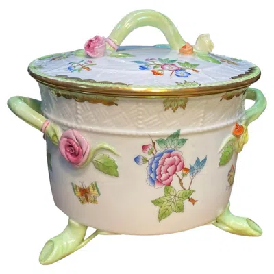 Pre-owned Herend Porcelain Queen Victoria Pattern Lidded Biscuit Box In Sand