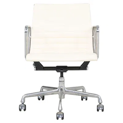 Pre-owned Herman Miller 2010s  Eames Aluminum Management Desk Chair In Cream W/ Manual Lift In White