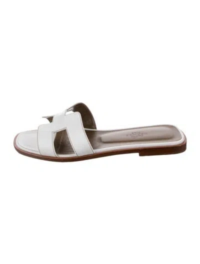 Pre-owned Hermes 2020 Her770171 Slides In White