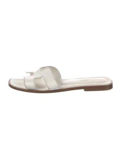 Pre-owned Hermes 2020 Oran Slides In White