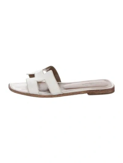 Pre-owned Hermes 2020 Oran Slides In White