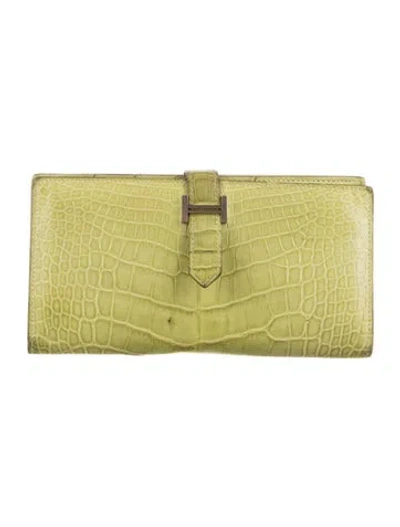 Pre-owned Hermes 2022 Bearn Classic Wallet In Green