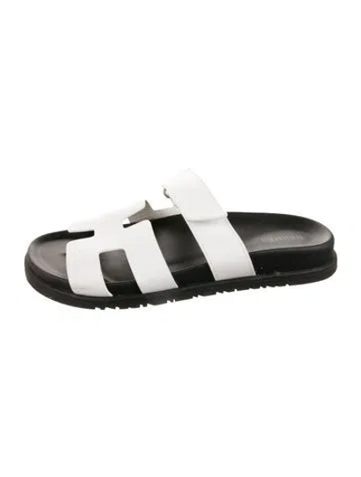 Pre-owned Hermes 2022 Chypre Slides In Black/white