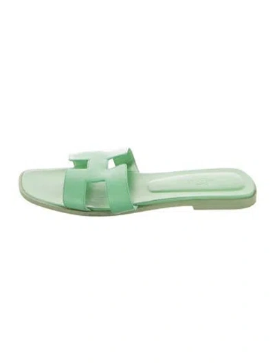 Pre-owned Hermes 2022 Oran Slides In Green