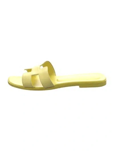 Pre-owned Hermes 2022 Oran Slides In Yellow