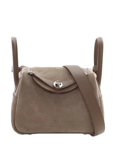 Pre-owned Hermes 2023 Mini Veau Grizzly And Swift Lindy 20 Satchel In Brown