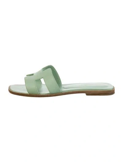 Pre-owned Hermes 2023 Oran Slides In Green