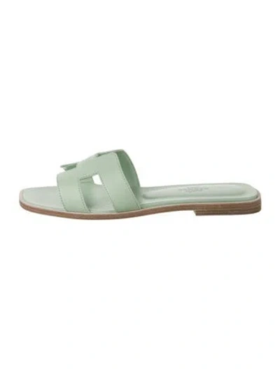 Pre-owned Hermes 2023 Oran Slides In Green