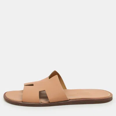 Pre-owned Hermes Beige Leather Izmir Flat Slides Size 41 In Sand