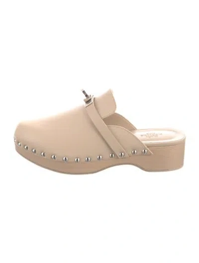 Pre-owned Hermes Carlotta Leather Mules In Neutral