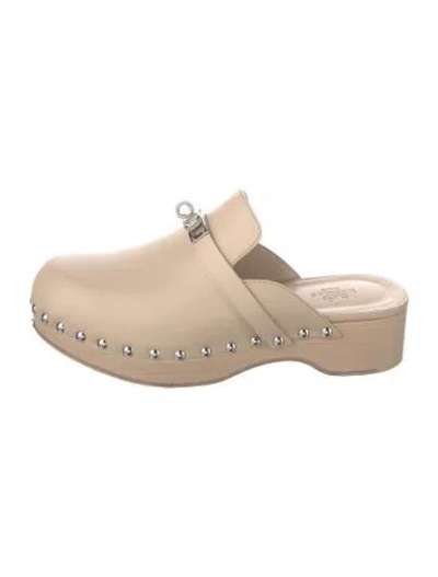Pre-owned Hermes Carlotta Leather Mules In Neutral