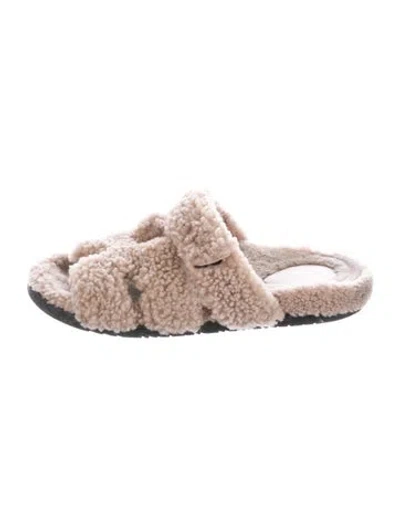 Pre-owned Hermes Chypre H Logo Shearling Slides In Neutral