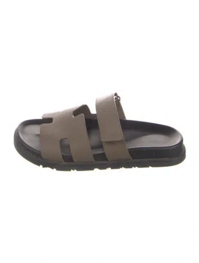 Pre-owned Hermes Chypre Leather Slides In Gray