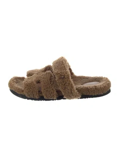 Pre-owned Hermes Chypre Shearling Slides In Neutral