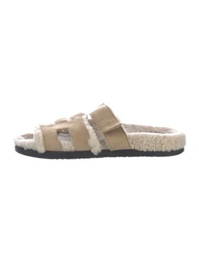 Pre-owned Hermes Chypre Shearling Slides In Neutral