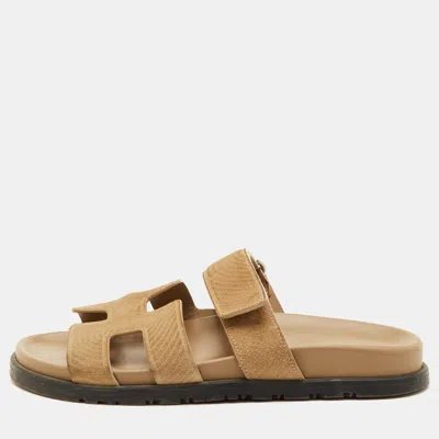 Pre-owned Hermes Hermès Chypre Size 38 Beige Embossed Suede Flat Slide Sandals