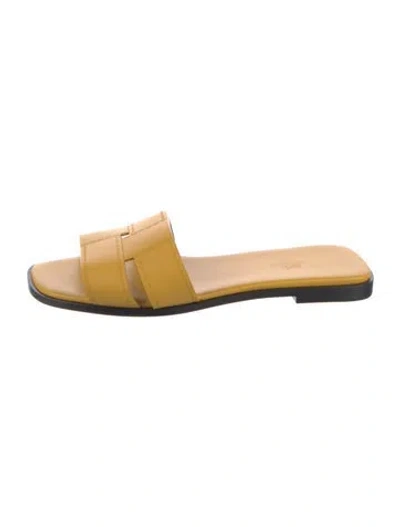 Pre-owned Hermes Idioma Calfskin Slides In Yellow