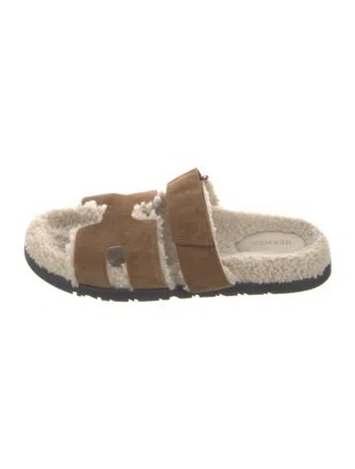 Pre-owned Hermes Izmir Suede Slides In Brown