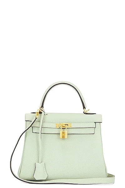 Pre-owned Hermes Kelly 25 Togo Handbag In Gris Neve