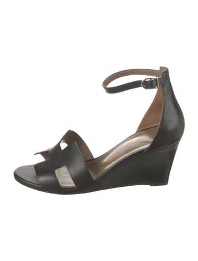 Pre-owned Hermes Legend H Logo Pumps In Black