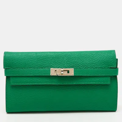 Pre-owned Hermes Menthe Chevre Mysore Leather Kelly Classic Wallet In Green