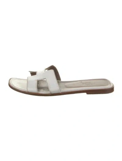 Pre-owned Hermes Oran Calfskin Slides In White