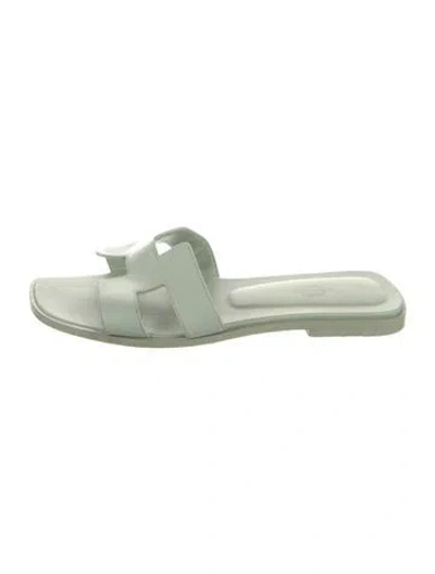 Pre-owned Hermes Oran H Logo Slides In Green