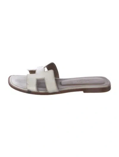 Pre-owned Hermes Oran H Logo Slides In White