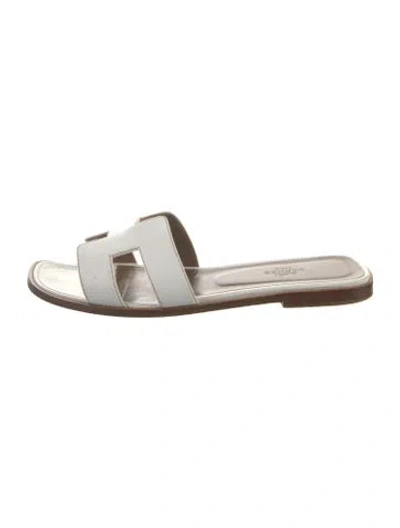 Pre-owned Hermes Oran H Logo Slides In White