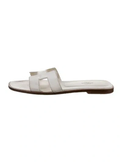 Pre-owned Hermes Oran H Logo Slides In White