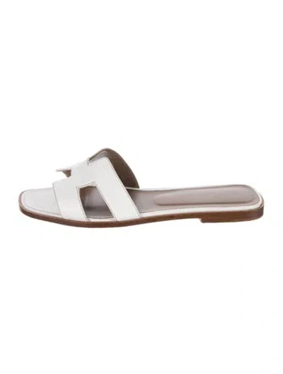 Pre-owned Hermes Oran H Logo Slides In White
