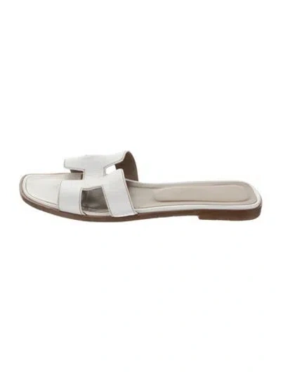 Pre-owned Hermes Oran H Logo Slides In White