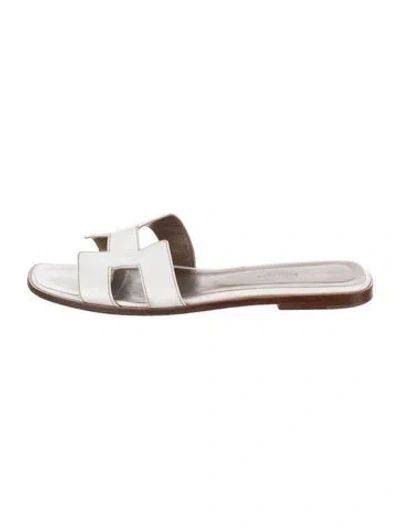 Pre-owned Hermes Oran H Logo Slides In White