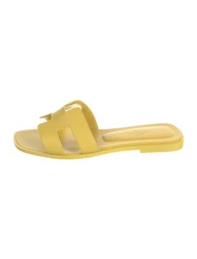 Pre-owned Hermes Oran H Logo Slides In Yellow