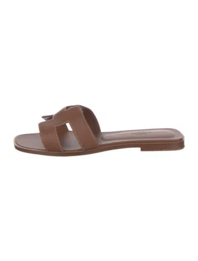 Pre-owned Hermes Oran Leather Slides In Brown