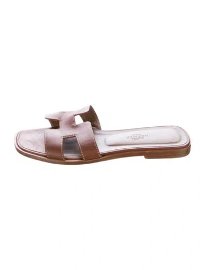 Pre-owned Hermes Oran Leather Slides In Neutral
