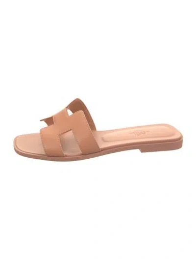 Pre-owned Hermes Oran Leather Slides In Neutral