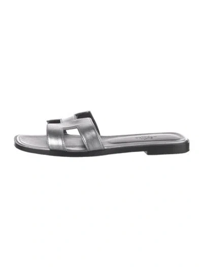Pre-owned Hermes Oran Leather Slides In Silver