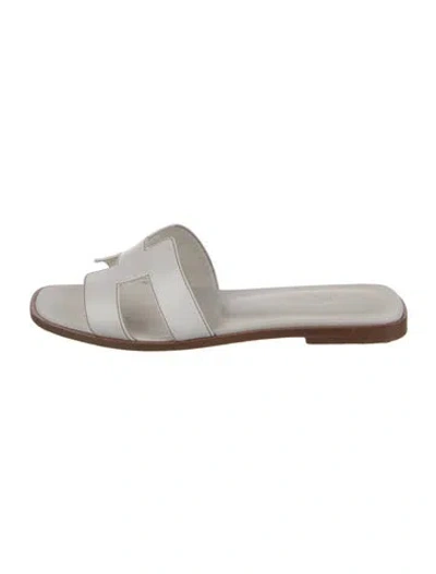 Pre-owned Hermes Oran Leather Slides In White