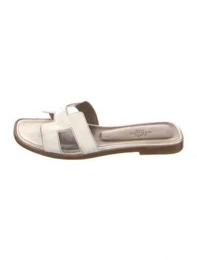 Pre-owned Hermes Oran Leather Slides In White