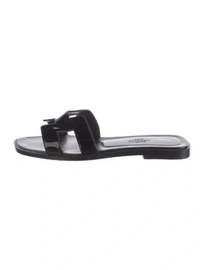 Pre-owned Hermes Oran Patent Leather Slides In Black