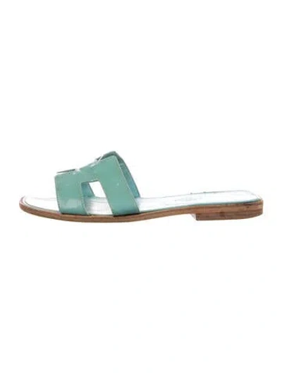 Pre-owned Hermes Oran Patent Leather Slides In Blue