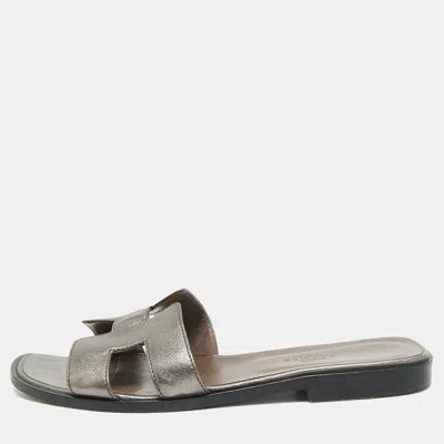 Pre-owned Hermes Oran Size 37 Metallic Leather Flat Slides In Silver
