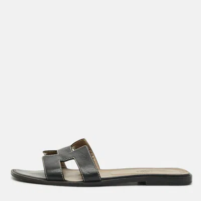 Pre-owned Hermes Oran Size 39 Black Leather Flat Slides