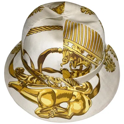 Pre-owned Hermes Unique  Printed Silk Structured Safari Hat „cavaliers D‘or“ In Sand