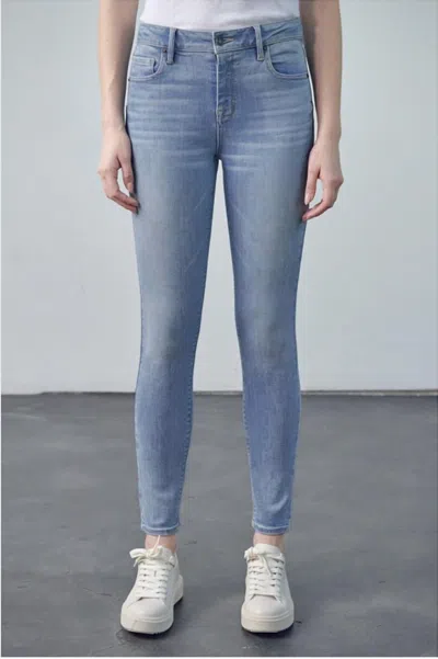 Hidden Courtney High Rise Skinny Jean In Light Wash In Blue
