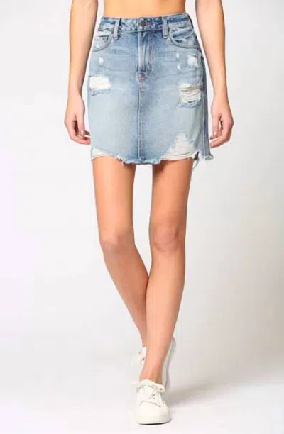 Hidden Distressed Mini Skirt In Medium Wash In Blue
