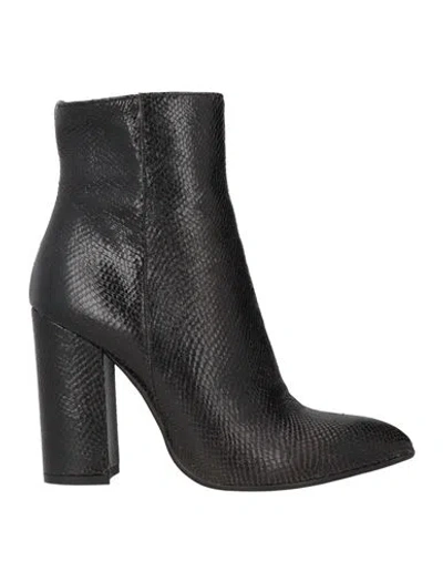 Hilya Woman Ankle Boots Black Size 6 Leather