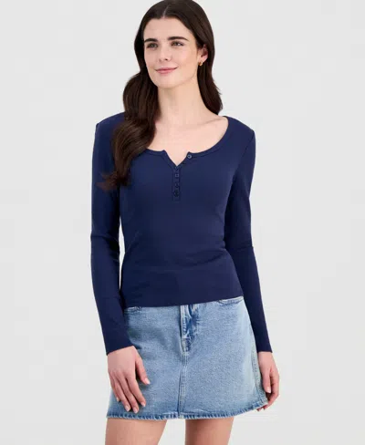 Hippie Rose Juniors' Scoop-neck Long-line Henley Top In Blue